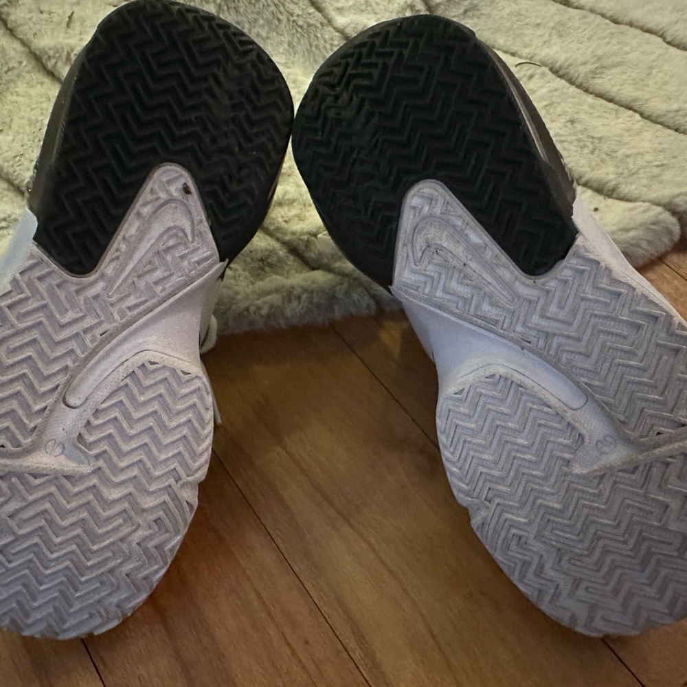 Nike LeBron Sneakers - Picture 4 of 10